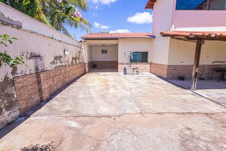 Casa para alugar com 355m², 5 quartos e 6 vagasquintal / piscina / garagem