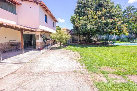 Casa para alugar com 355m², 5 quartos e 6 vagasquintal / piscina / garagem