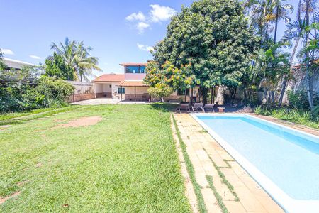 Casa para alugar com 355m², 5 quartos e 6 vagasquintal / piscina / garagem