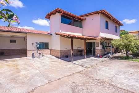 Casa para alugar com 355m², 5 quartos e 6 vagasquintal / piscina / garagem