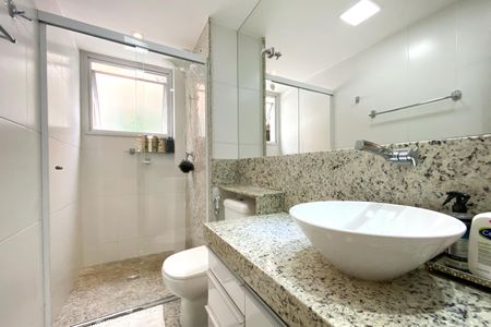 Apartamento à venda com 170m², 4 quartos e 3 vagas Apartamento à venda com 170m², 4 quartos e 3 vagasBanheiro da Suíte 1