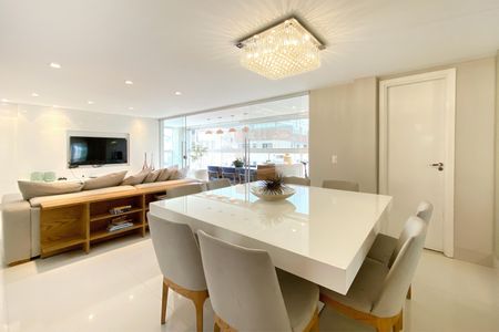 Apartamento à venda com 170m², 4 quartos e 3 vagas Apartamento à venda com 170m², 4 quartos e 3 vagasSala de Jantar