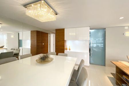 Apartamento à venda com 170m², 4 quartos e 3 vagas Apartamento à venda com 170m², 4 quartos e 3 vagasSala de Jantar