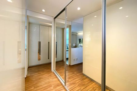 Apartamento à venda com 170m², 4 quartos e 3 vagas Apartamento à venda com 170m², 4 quartos e 3 vagasCloset da Suite 1