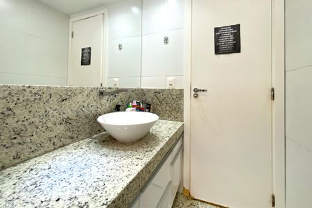 Apartamento à venda com 170m², 4 quartos e 3 vagas Apartamento à venda com 170m², 4 quartos e 3 vagasBanheiro da Suíte 1