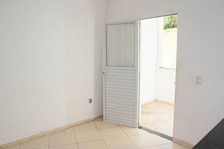 Casa para alugar com 70m², 2 quartos e sem vaga Casa para alugar com 70m², 2 quartos e sem vagaSala