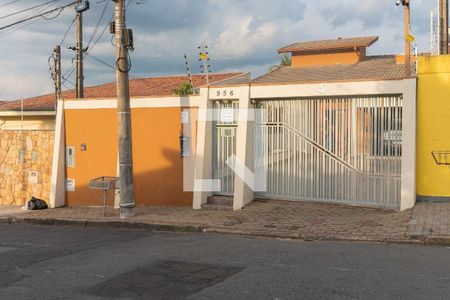 Casa à venda com 210m², 3 quartos e 5 vagas Casa à venda com 210m², 3 quartos e 5 vagasFachada