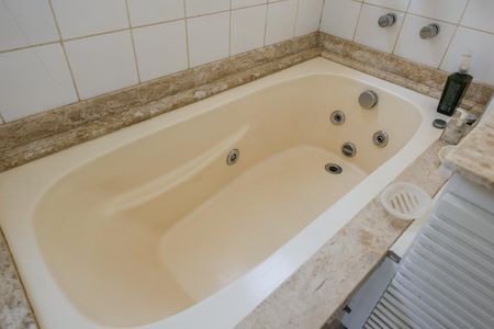 Casa de condomínio para alugar com 550m², 4 quartos e 2 vagasBanheiro 2 da Suíte