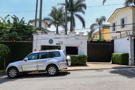 Casa de condomínio para alugar com 550m², 4 quartos e 2 vagasFachada