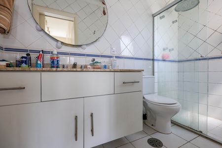 Casa de condomínio para alugar com 550m², 4 quartos e 2 vagasBanheiro da Suíte