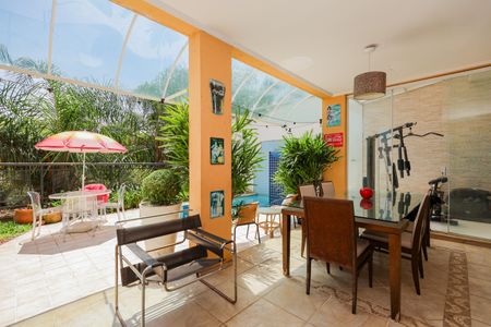 Casa de condomínio para alugar com 550m², 4 quartos e 2 vagasÁrea externa