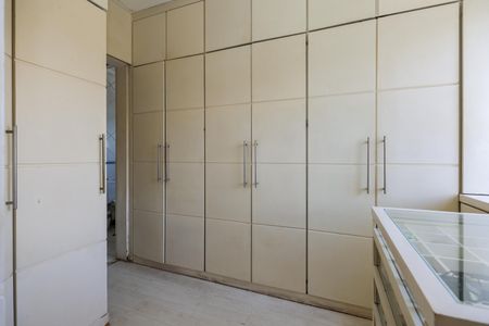 Casa de condomínio para alugar com 550m², 4 quartos e 2 vagasCloset da Suíte