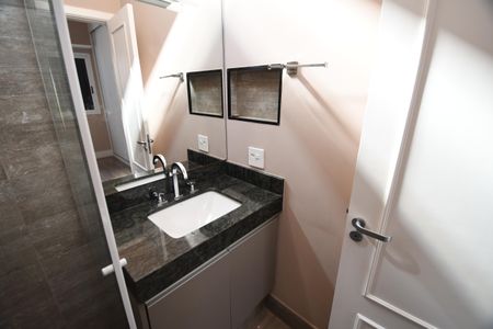 Casa de condomínio à venda com 196m², 3 quartos e 4 vagasBanheiro Suíte