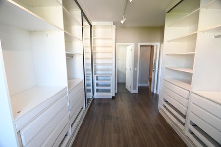 Casa de condomínio à venda com 196m², 3 quartos e 4 vagasQuarto 3 - Suíte Closet