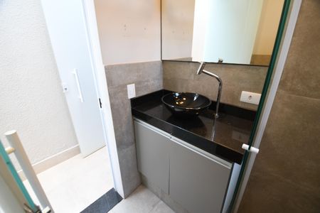 Casa de condomínio à venda com 196m², 3 quartos e 4 vagasBanheiro de serviço