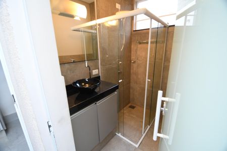 Casa de condomínio à venda com 196m², 3 quartos e 4 vagasBanheiro de serviço