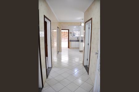 Casa de condomínio à venda com 294m², 3 quartos e 3 vagas Casa de condomínio à venda com 294m², 3 quartos e 3 vagasDetalhe - Corredor