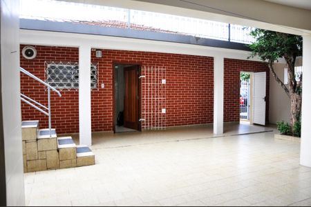 Casa de condomínio à venda com 294m², 3 quartos e 3 vagas Casa de condomínio à venda com 294m², 3 quartos e 3 vagasDetalhe - Quintal e Garagem