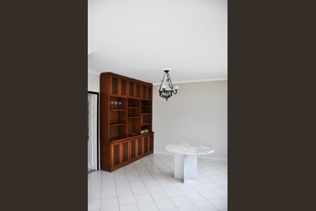 Casa de condomínio à venda com 294m², 3 quartos e 3 vagas Casa de condomínio à venda com 294m², 3 quartos e 3 vagasDetalhe - Sala