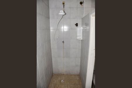 Casa de condomínio à venda com 294m², 3 quartos e 3 vagas Casa de condomínio à venda com 294m², 3 quartos e 3 vagasDetalhe - Banheiro Social na Área de Serviço