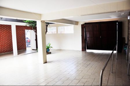 Casa de condomínio à venda com 294m², 3 quartos e 3 vagas Casa de condomínio à venda com 294m², 3 quartos e 3 vagasDetalhe - Quintal e Garagem