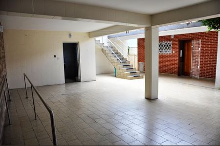 Casa de condomínio à venda com 294m², 3 quartos e 3 vagas Casa de condomínio à venda com 294m², 3 quartos e 3 vagasDetalhe - Quintal e Garagem