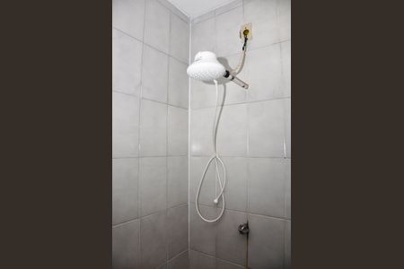 Casa de condomínio à venda com 294m², 3 quartos e 3 vagas Casa de condomínio à venda com 294m², 3 quartos e 3 vagasDetalhe - Banheiro Social na Área de Serviço