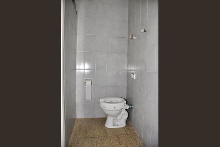 Casa de condomínio à venda com 294m², 3 quartos e 3 vagas Casa de condomínio à venda com 294m², 3 quartos e 3 vagasDetalhe - Banheiro Social na Área de Serviço