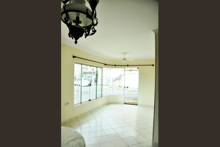 Casa de condomínio à venda com 294m², 3 quartos e 3 vagas Casa de condomínio à venda com 294m², 3 quartos e 3 vagasDetalhe - Sala