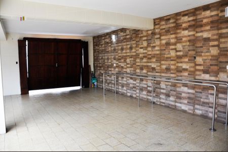 Casa de condomínio à venda com 294m², 3 quartos e 3 vagas Casa de condomínio à venda com 294m², 3 quartos e 3 vagasDetalhe - Quintal e Garagem