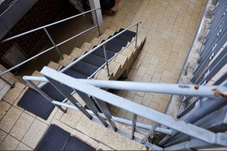 Casa de condomínio à venda com 294m², 3 quartos e 3 vagas Casa de condomínio à venda com 294m², 3 quartos e 3 vagasDetalhe - Escada - Edícola