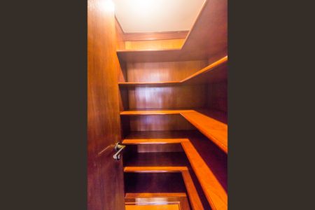 Casa de condomínio à venda com 420m², 3 quartos e 6 vagasCloset da suíte