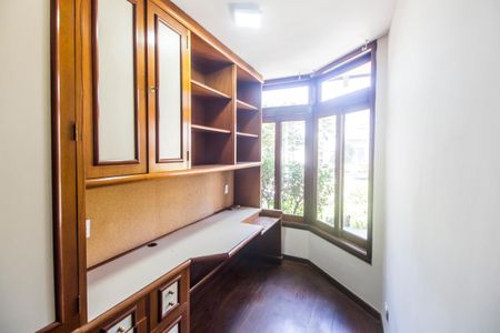 Casa de condomínio à venda com 420m², 3 quartos e 6 vagasEscritório