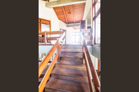 Casa de condomínio à venda com 420m², 3 quartos e 6 vagasEscada