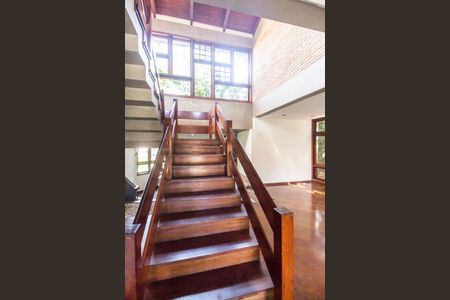 Casa de condomínio à venda com 420m², 3 quartos e 6 vagasEscada