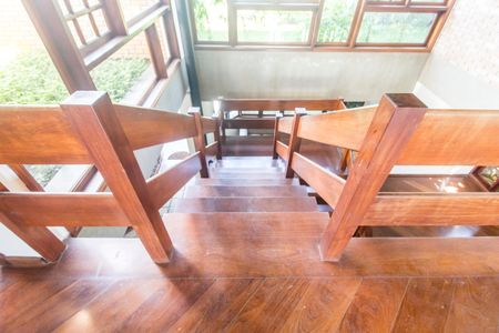 Casa de condomínio à venda com 420m², 3 quartos e 6 vagasEscada