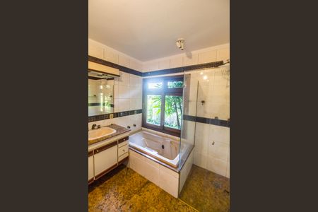 Casa de condomínio à venda com 420m², 3 quartos e 6 vagasBanheiro da Suíte