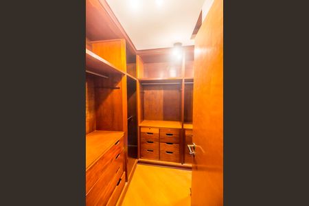 Casa de condomínio à venda com 420m², 3 quartos e 6 vagasCloset da suíte