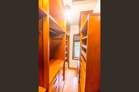Casa de condomínio à venda com 420m², 3 quartos e 6 vagasCloset da suíte