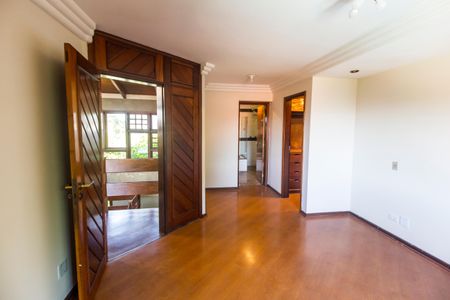 Casa de condomínio à venda com 420m², 3 quartos e 6 vagasSuíte master