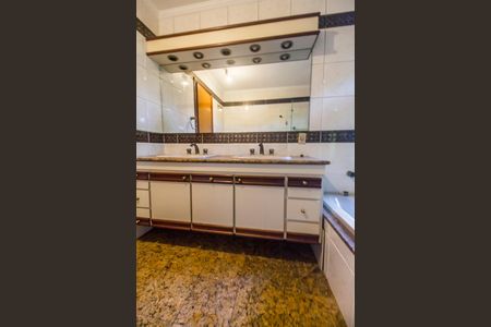 Casa de condomínio à venda com 420m², 3 quartos e 6 vagasBanheiro da Suíte