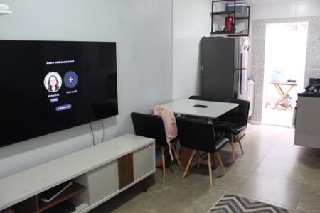 Sala de casa de condomínio para alugar com 2 quartos, 85m² em Chácara Ondas Verdes, Cotia