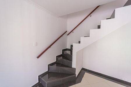 Casa para alugar com 180m², 2 quartos e 1 vagaEscada