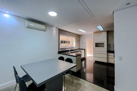 Casa à venda com 180m², 3 quartos e 2 vagas Casa à venda com 180m², 3 quartos e 2 vagasCozinha