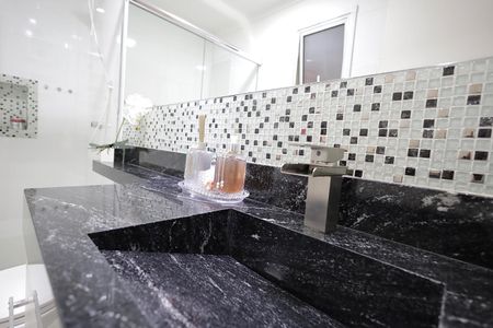 Apartamento à venda com 75m², 2 quartos e 1 vaga Apartamento à venda com 75m², 2 quartos e 1 vagaBanheiro