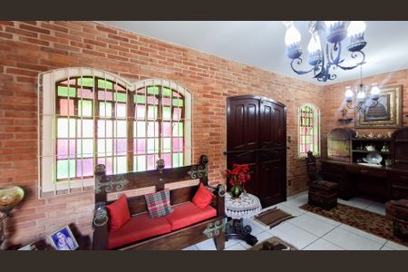 Casa à venda com 328m², 5 quartos e 3 vagasSala