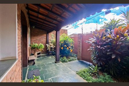 Casa à venda com 328m², 5 quartos e 3 vagasEntrada