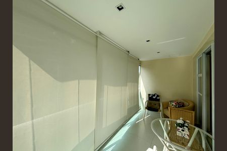 Apartamento à venda com 90m², 2 quartos e 1 vaga Apartamento à venda com 90m², 2 quartos e 1 vagaVaranda da sala