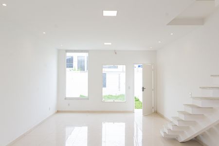 Sala de casa para alugar com 2 quartos, 94m² em Guaratiba, Rio de Janeiro