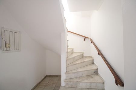 Casa para alugar com 250m², 3 quartos e 8 vagasEscada